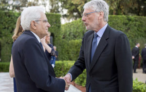 L’Avv. Franco Di Maria saluta il Presidente della Repubblica Sergio Mattarella in occasione del ricevimento per la Festa Nazionale della Repubblica tenutosi nei giardini del Quirinale.